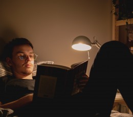 Does reading in low light affect vision?