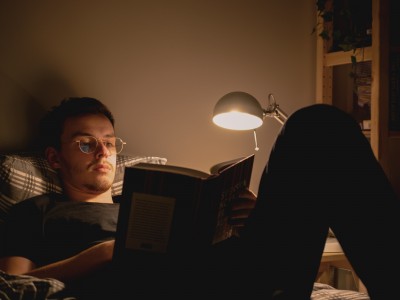 ¿Leer con poca luz afecta la visión?
