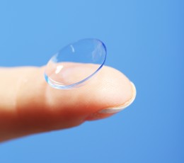 Tipos de lentes de contacto y c&oacute;mo cuidarlos correctamente