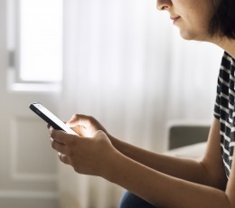 Can prolonged use of screens cause myopia?